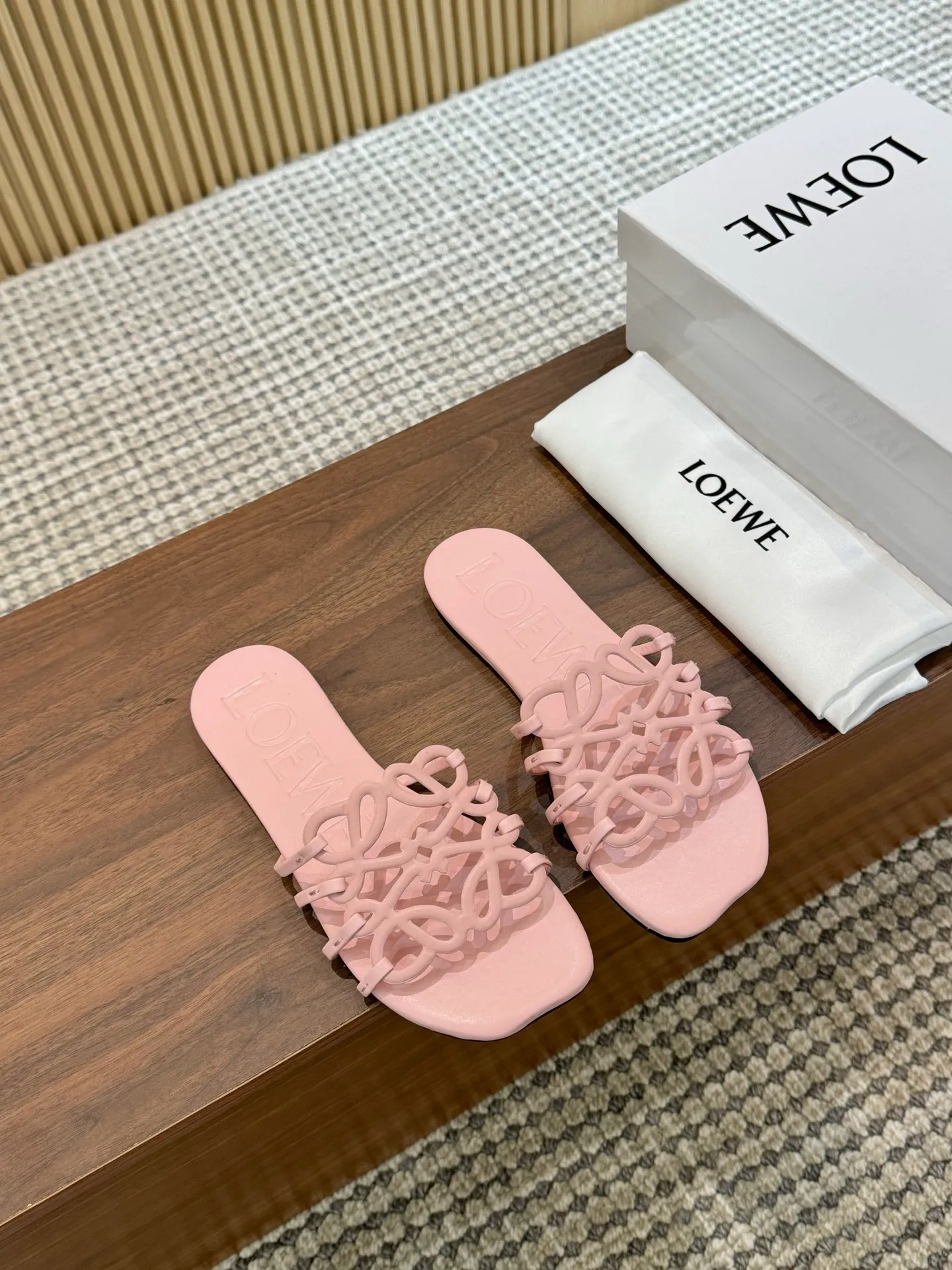 👟👟Ex-factory price 400👟👟 The latest 2025 LOEWE, summer limited edition hollow slippers, they are so beautiful on your feet! ! ! Highly recommended, a super lazy drag, the same style worn by celebrity bloggers! Fabric: Imported sheepskin (black, white, apricot, red, pink, five colors) Lining: Imported sheepskin Outsole: Genuine leather injection dyed bottom Number: 35-42